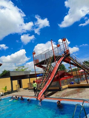 من حمّامات السباحة المغطاة