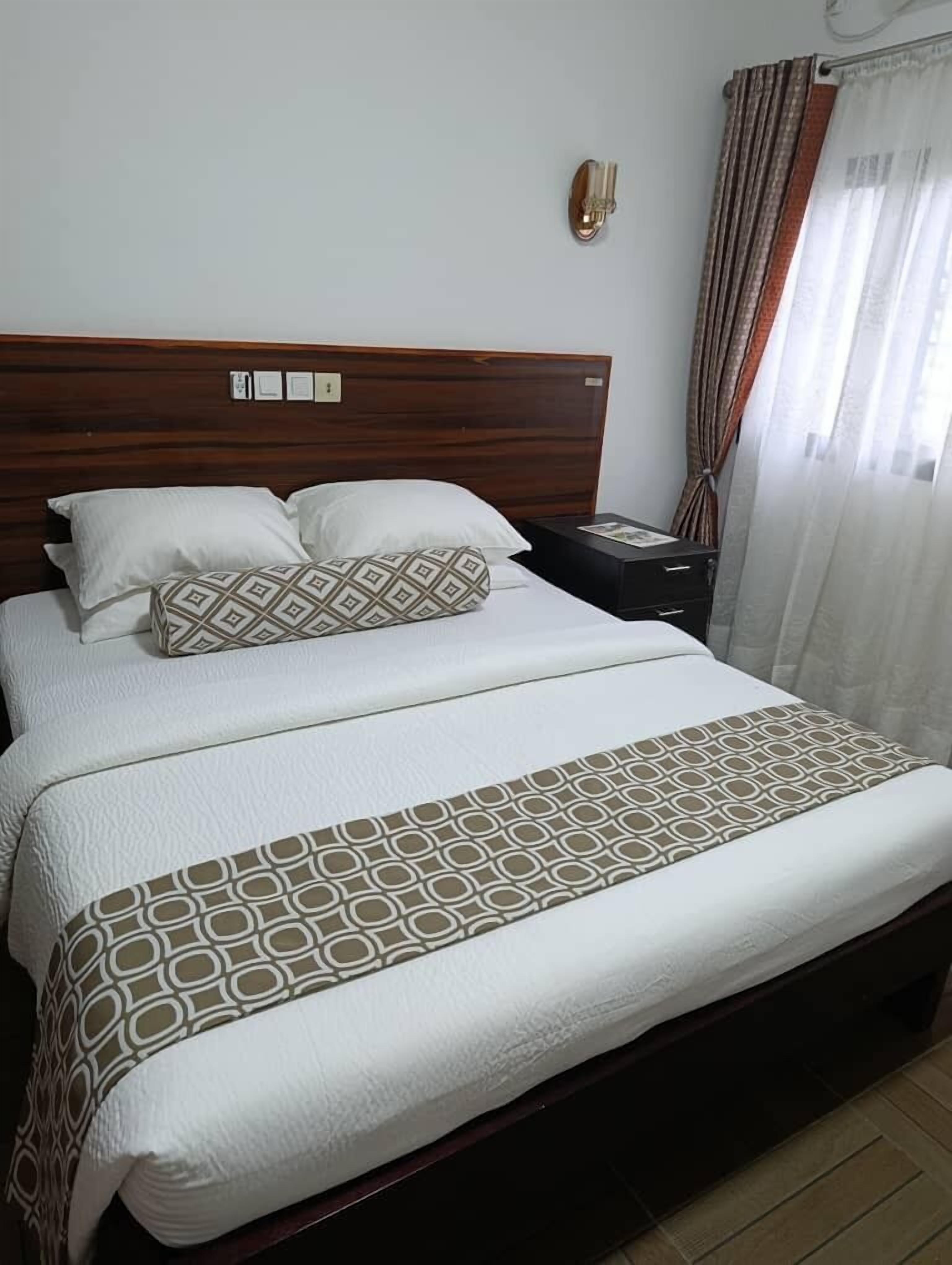 Escritorio, espacio para trabajar con laptop y cortinas blackout 