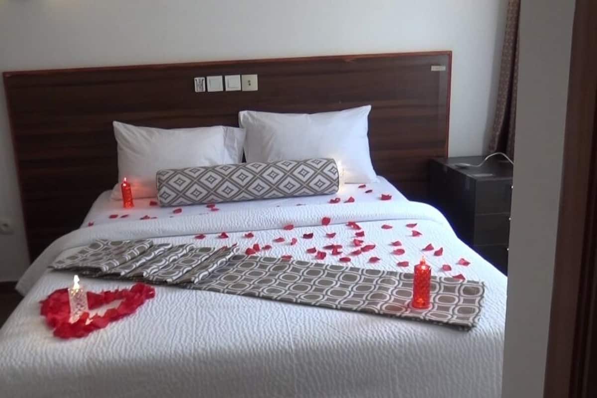 Studio | Bàn, khu vực làm việc phù hợp cho laptop, màn/rèm cản sáng