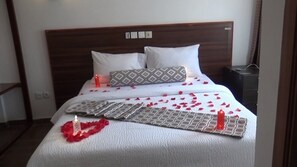 Estudio | Escritorio, espacio para trabajar con un portátil, cortinas opacas