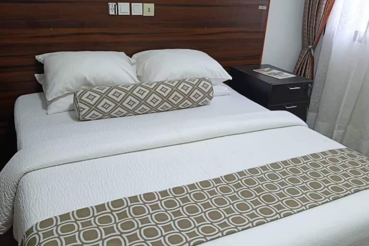 مكتب ومساحة عمل للكمبيوتر المحمول وستائر تعتيم وتجهيزات عازلة للصوت