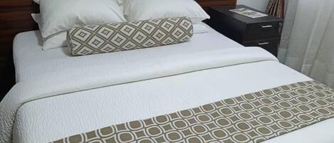 Schreibtisch, laptopgeeigneter Arbeitsplatz, Verdunkelungsvorhänge