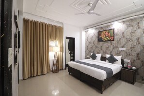 Superior Room, Balcony, City View | Desk, iron/ironing board, free WiFi