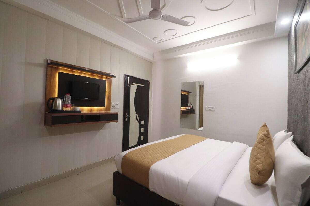 Deluxe Double Room, City View | Desk, iron/ironing board, free WiFi