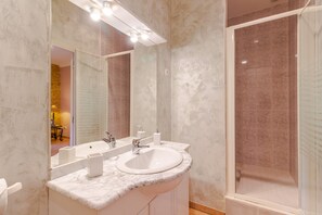 Douche, sèche-cheveux, serviettes fournies