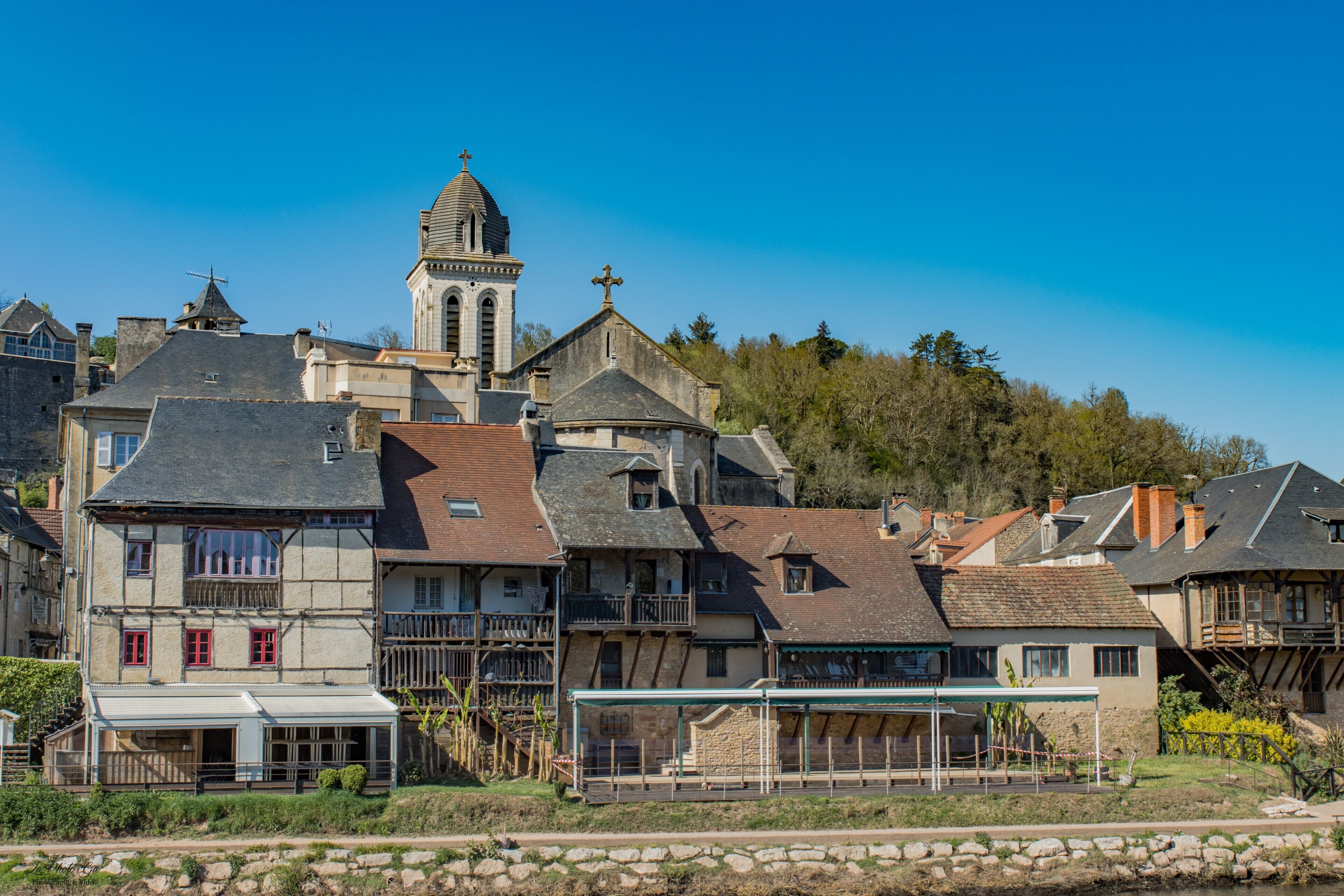 Une ville historique à l’architecture traditionnelle, avec notamment une église dotée d’un clocher et une galerie couverte.