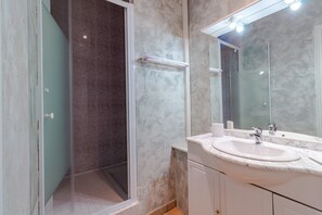 Shower, hair dryer, towels - Bed and Breakfast 'Chambre Quietude' with Shared Terrace, Shared Garden and Wi-Fi (Saint-Amand de Coly)
