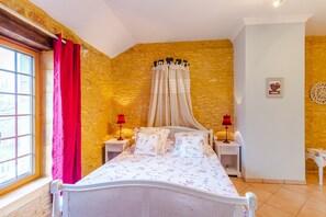 1 bedroom, iron/ironing board, WiFi, bed sheets - Bed and Breakfast 'Chambre Quietude' with Shared Terrace, Shared Garden and Wi-Fi (Saint-Amand de Coly)