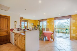 Interior - Bed and Breakfast 'Chambre Quietude' with Shared Terrace, Shared Garden and Wi-Fi (Saint-Amand de Coly)