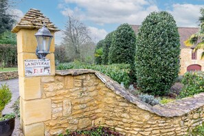 Property grounds - Bed and Breakfast 'Chambre Quietude' with Shared Terrace, Shared Garden and Wi-Fi (Saint-Amand de Coly)