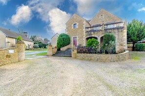 Exterior - Bed and Breakfast 'Chambre Quietude' with Shared Terrace, Shared Garden and Wi-Fi (Saint-Amand de Coly)