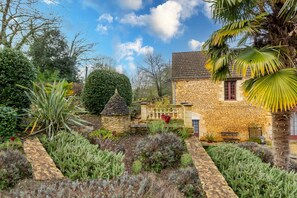 Property grounds - Bed and Breakfast 'Chambre Sérénité' with Shared Terrace, Shared Garden and Wi-Fi (Saint-Amand de Coly)
