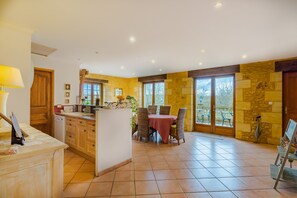 Interior - Bed and Breakfast 'Chambre Sérénité' with Shared Terrace, Shared Garden and Wi-Fi (Saint-Amand de Coly)