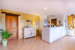 Lobby - Bed and Breakfast 'Chambre Sérénité' with Shared Terrace, Shared Garden and Wi-Fi (Saint-Amand de Coly)