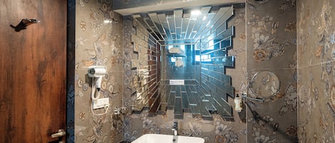 Premier Double Room | Bathroom | Free toiletries, soap, shampoo