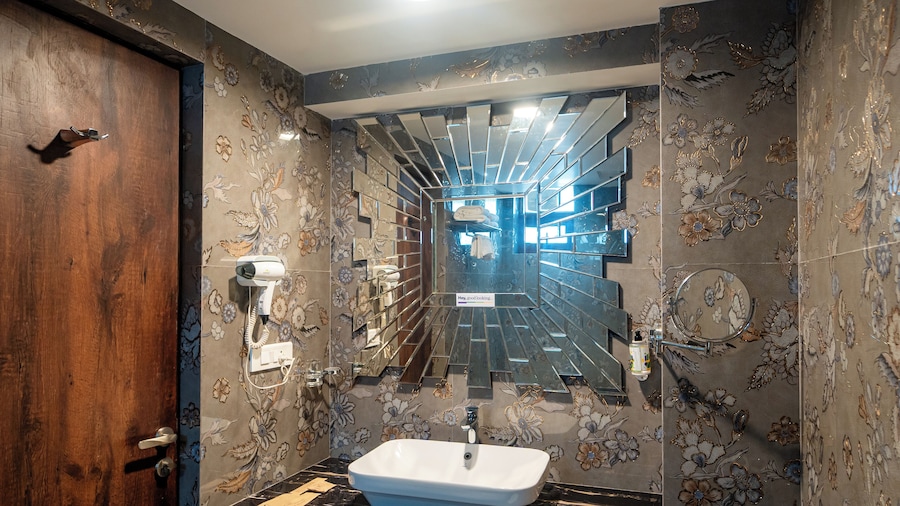 Treebo Premium Nova Candolim with Pool and spa