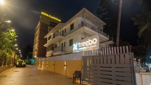 En byggnad med en skylt där det står ”treebo” och ”NOVA CANDOLIM”.