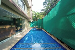 Outdoor pool - Treebo Premium Nova Candolim with Pool and spa (Candolim)