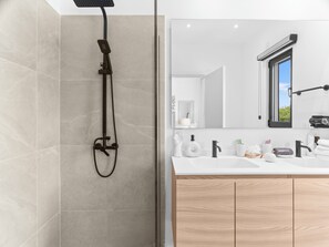 Shower, hair dryer, towels, soap - Casa Bisani in Cupecoy (Sint Maarten)