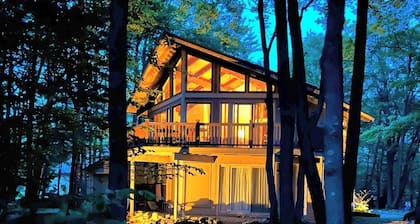 Fabulous 3-bedroom chalet in Hidden Valley, PA; walk to the slopes!