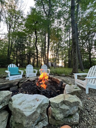 Fabulous 3-bedroom chalet in Hidden Valley, PA; walk to the slopes!