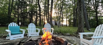 Fabulous 3-bedroom chalet in Hidden Valley, PA; walk to the slopes!