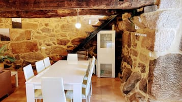 Ferienhaus, 3 Schlafzimmer, Balkon, Gartenblick | Esszimmer