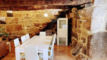 Casa, 3 habitaciones, balcón, vista al jardín | Comedor