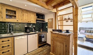 Fridge, microwave, oven, dishwasher - Modern Attic Apartment At the Foot of the Slopes Village Center (Les Belleville)
