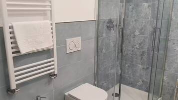 Dusche, Haartrockner, Bidet, Handtücher