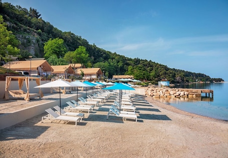 Beach nearby. Lanterna Home for 4+2