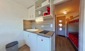Microwave, dishwasher, coffee/tea maker, cookware/dishes/utensils - Apartment in Bisanne With Mountain View (Hauteluce)