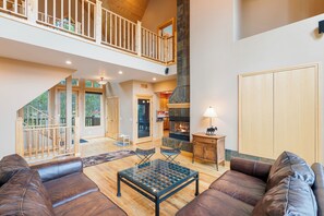 Smart TV, fireplace, table football, stereo - Secluded and Spacious 4-bedroom house in Victor with views of the Tetons (Victor)