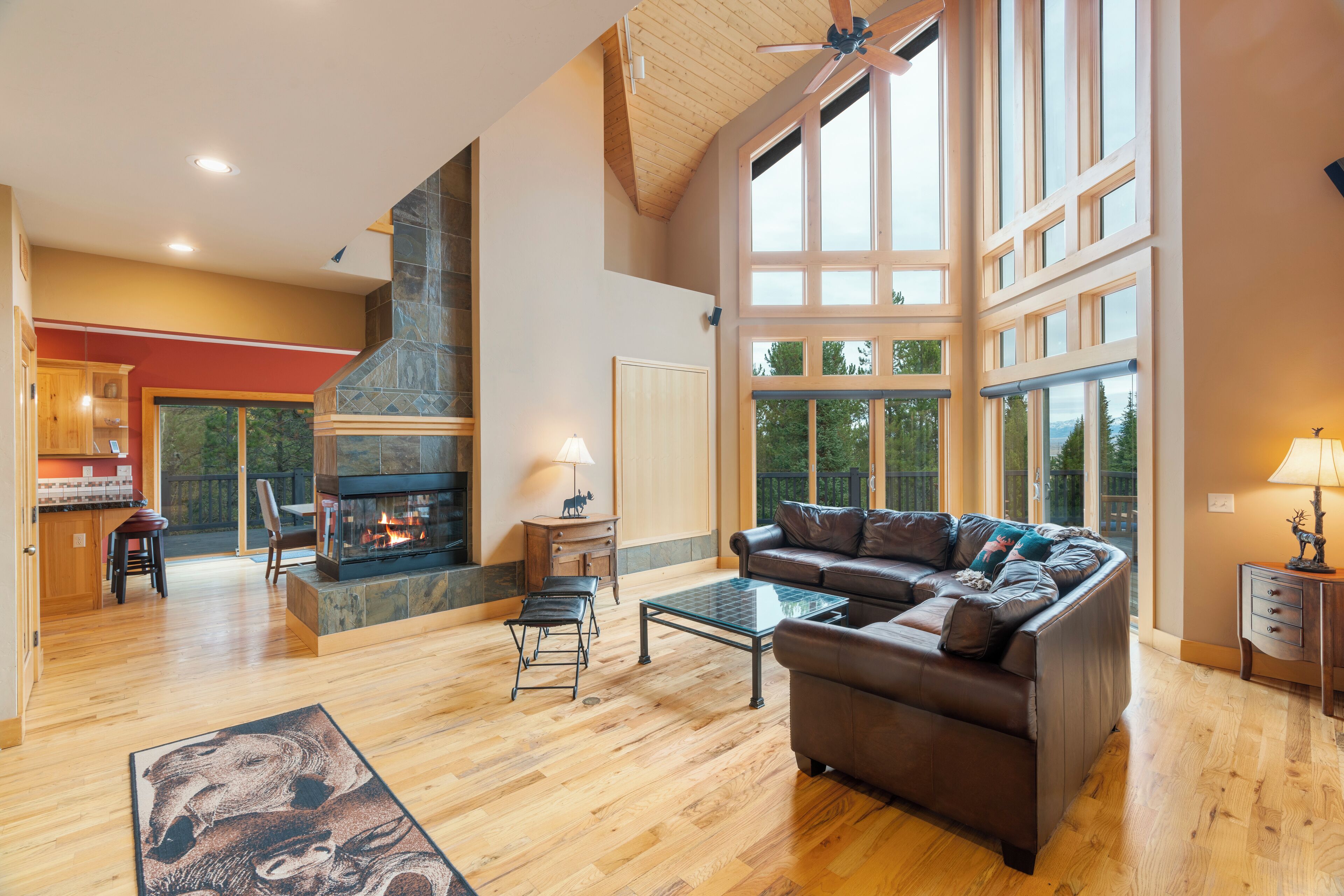 Smart TV, caminetto, tavolo da calcetto, impianto stereo