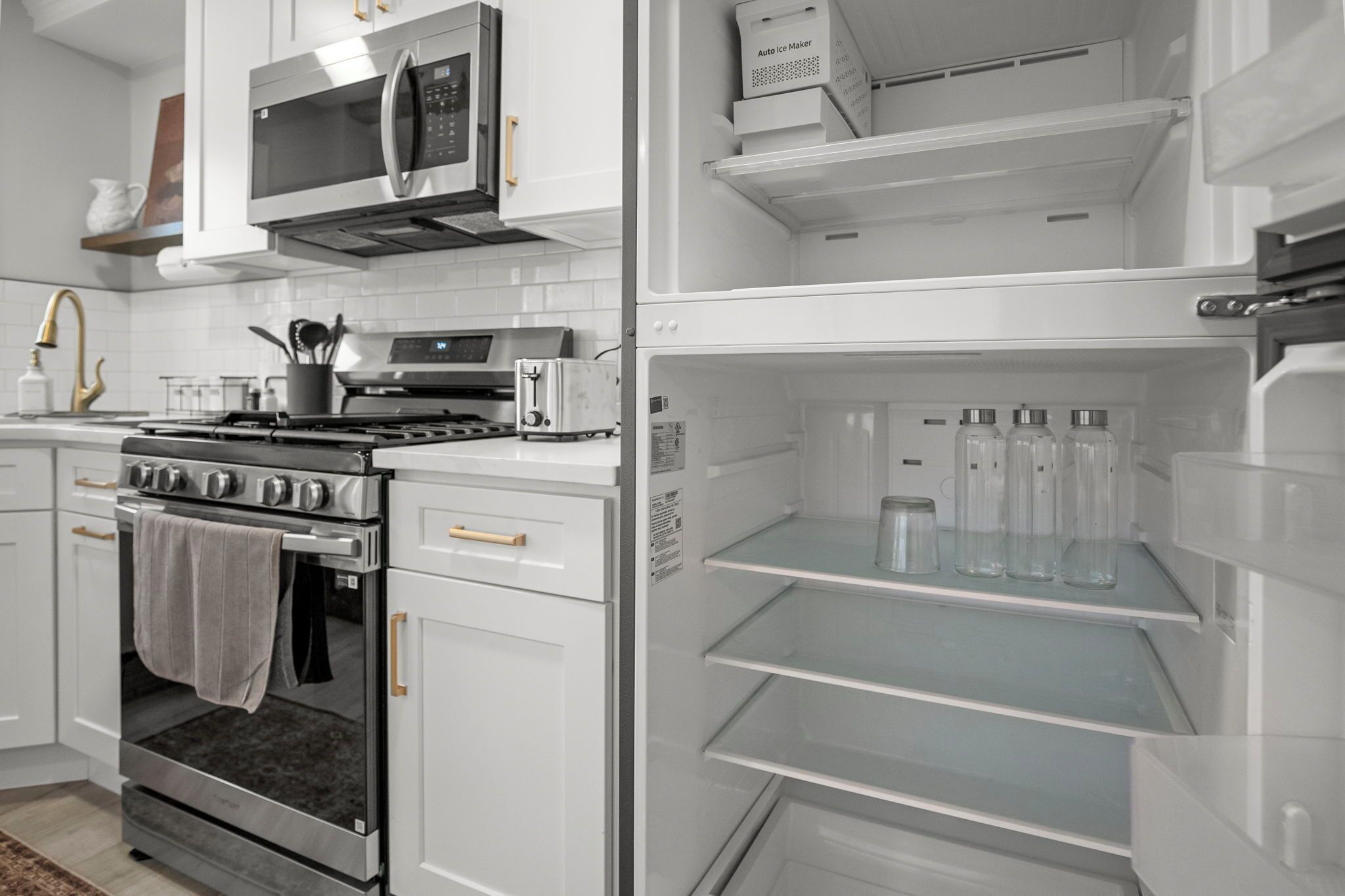 Mikrobølgeovn, ovn, kokeplater og oppvaskmaskin