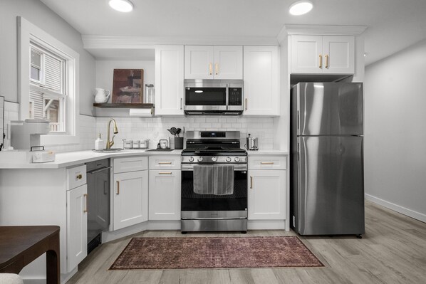 Microondas, horno, parrilla de estufa y lavavajillas