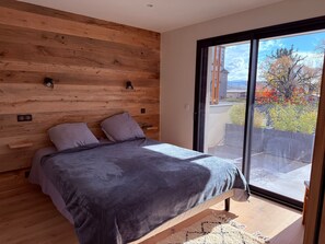 4 slaapkamers, een strijkplank/strijkijzer, internet