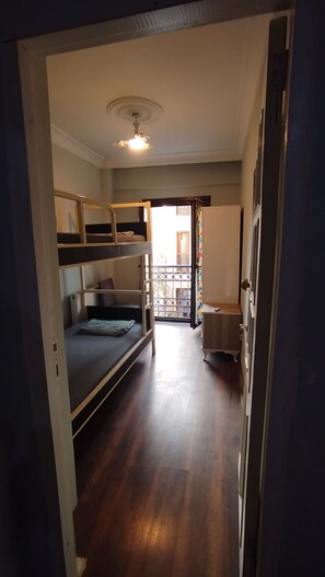 经济宿舍, 阳台, 城市景观 | 遮光窗帘、隔音、熨斗/熨板、免费 WiFi