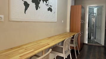 Kadinlara Mahsus 8 Kisilik Oda 1 Yatak | Living area