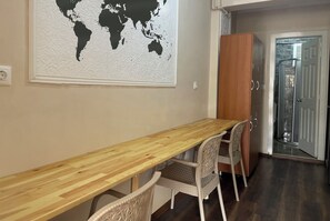 Kadinlara Mahsus 8 Kisilik Oda 1 Yatak | 起居区