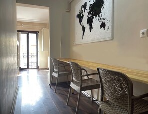 Kadinlara Mahsus 8 Kisilik Oda 1 Yatak | Living area - ivy hostel (Istanbul)