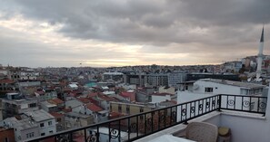 8 Kisilik Terasli Karma Oda  1 Yatak | Property grounds - ivy hostel (Istanbul)