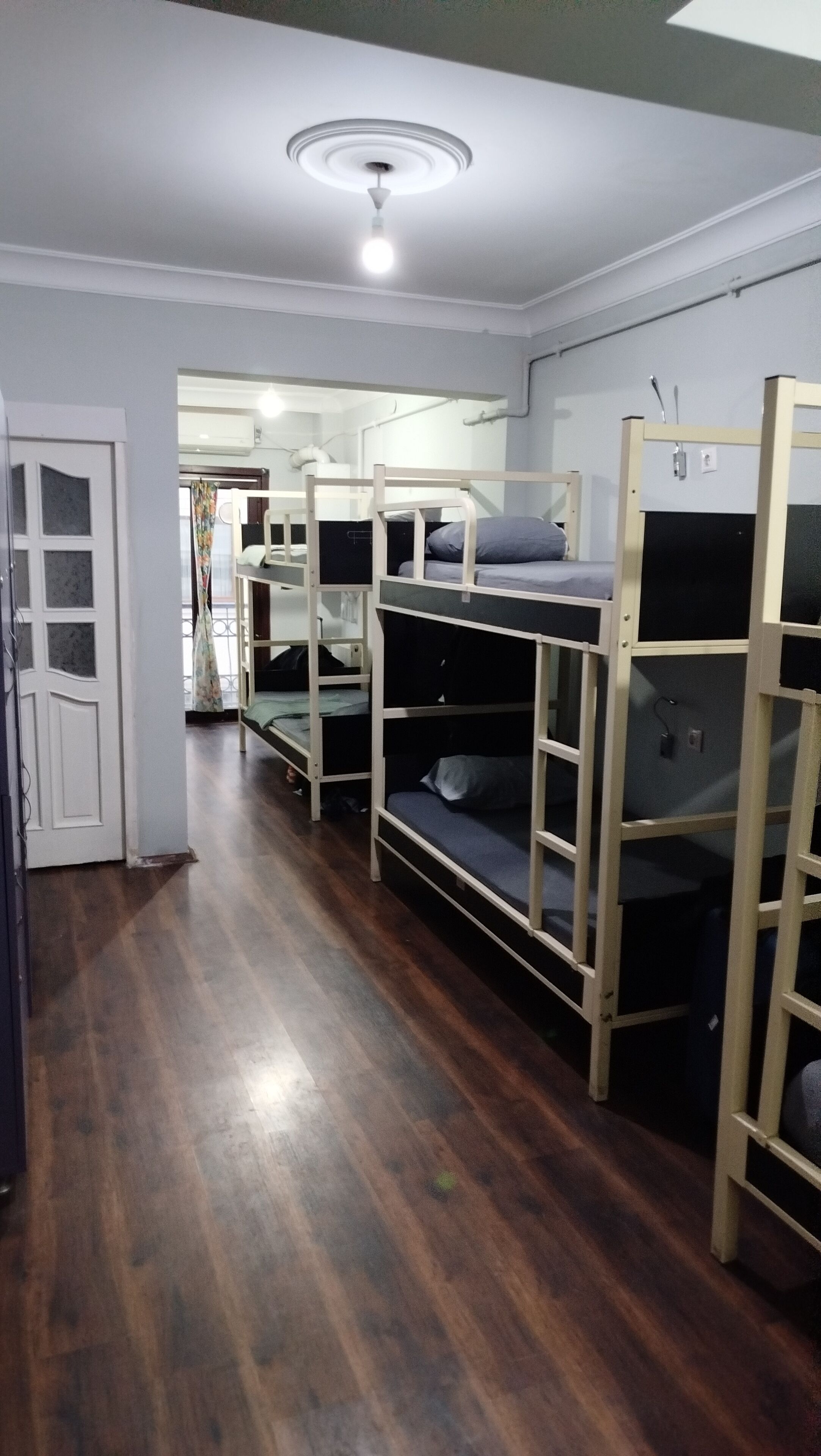 8 Kisilik Katta 6 Kisilik Oda 1 Yatak | 遮光窗帘、隔音、熨斗/熨板、免费 WiFi