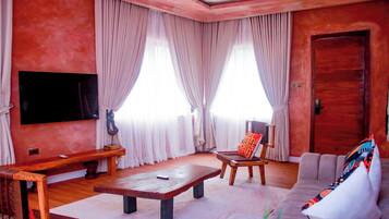 Luxury Suite, Balcony, Pool View | Living area