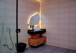 Luxe suite, balkon, uitzicht op zwembad | Badkamer | Een douche, badjassen, pantoffels, handdoeken