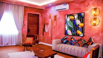 Luxury Suite, Balcony, Pool View | Living area