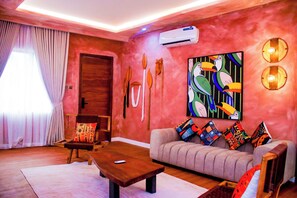 Luxury Suite, Balcony, Pool View | Living area