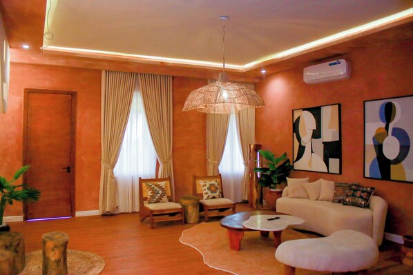 Luxury Suite, Balcony, Pool View | Living area