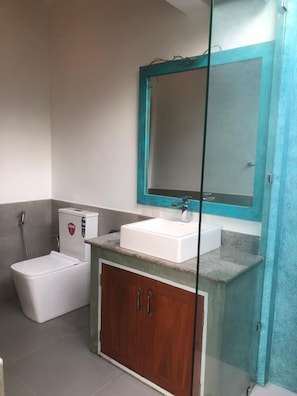 Free toiletries, soap, shampoo, toilet paper