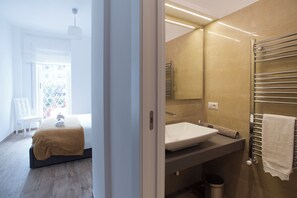 2 Schlafzimmer, Zimmersafe, Schreibtisch, Bügeleisen/Bügelbrett